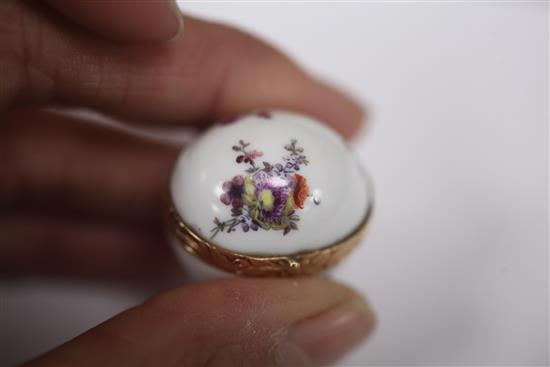 A Meissen porcelain thimble case, c.1750, height 3.3cm